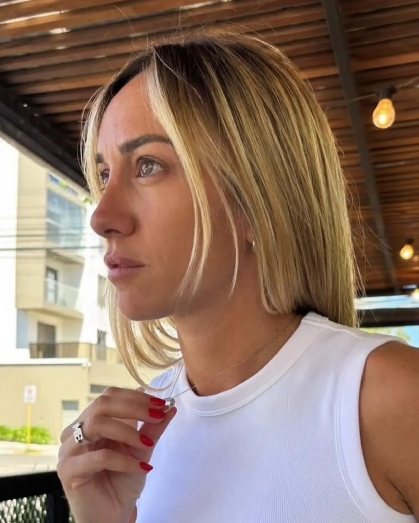 Mercedes en vista oblicua con remera blanca, resultado alejado de rinoplastia enviado por la paciente