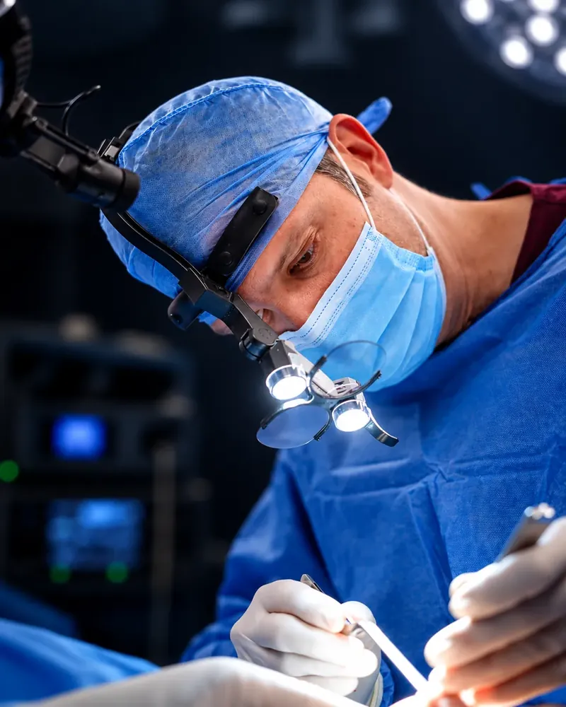 Cirugía de rinoplastia ultrasónica funcional realizada por los Dres. Daniel y Gabriel Moina