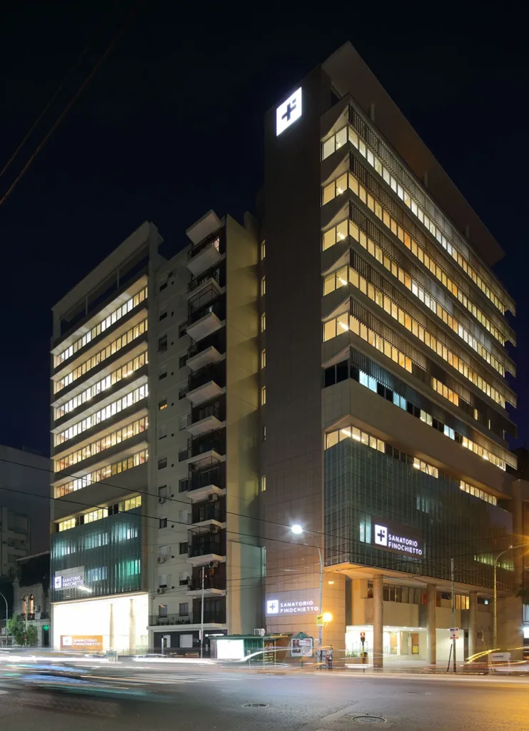 Fachada nocturna del Sanatorio Finochietto en Buenos Aires, con el edificio completo y su ingreso.