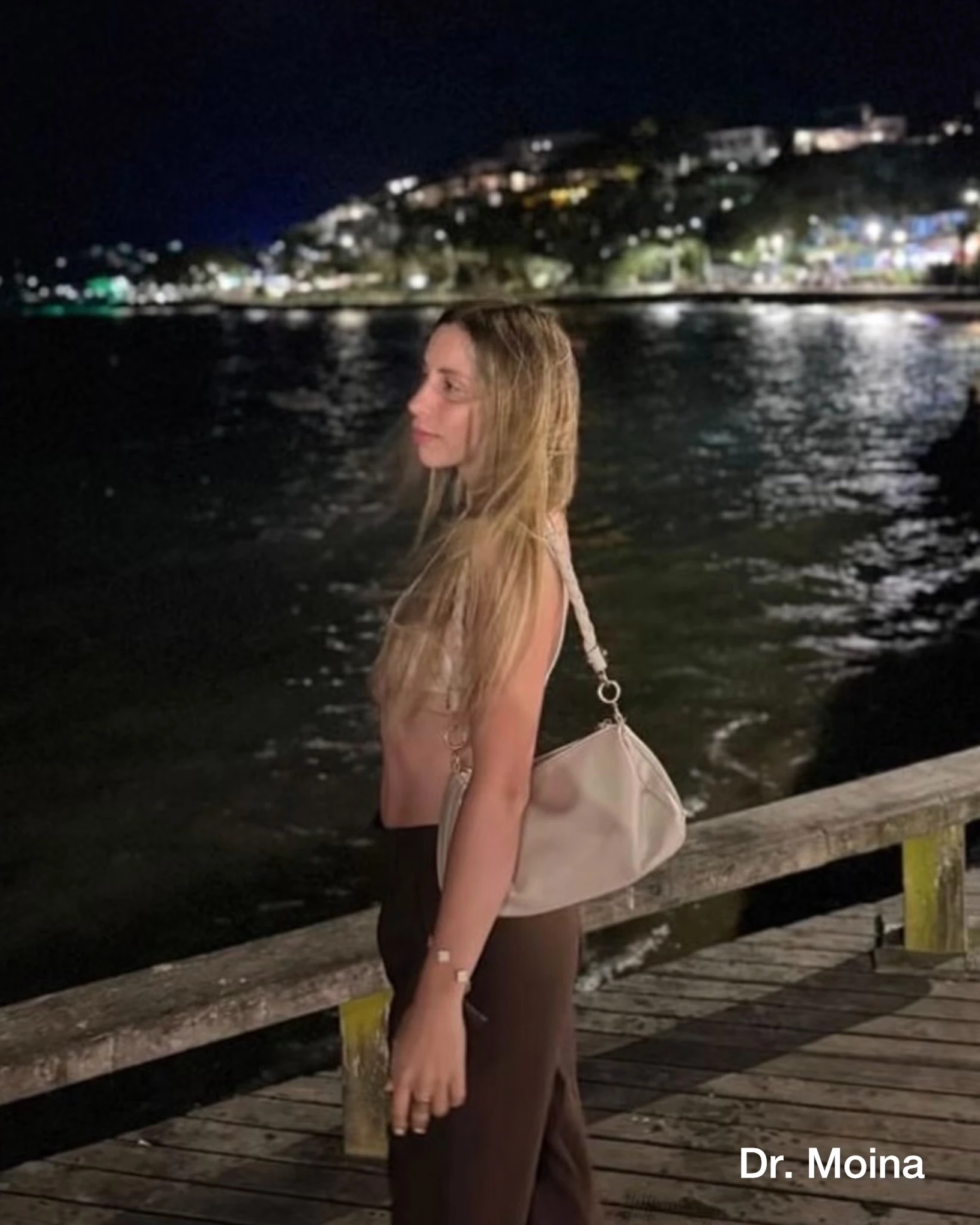 Mara de perfil durante un viaje junto al mar, resultado alejado de rinoplastia, Doctores Moina
