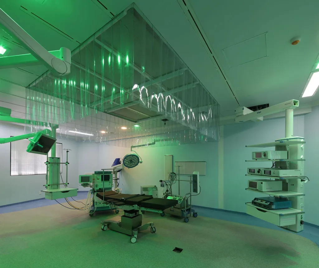 Quirófano vacío del Sanatorio Finochietto, con mesa de operaciones, lámparas y equipamiento.